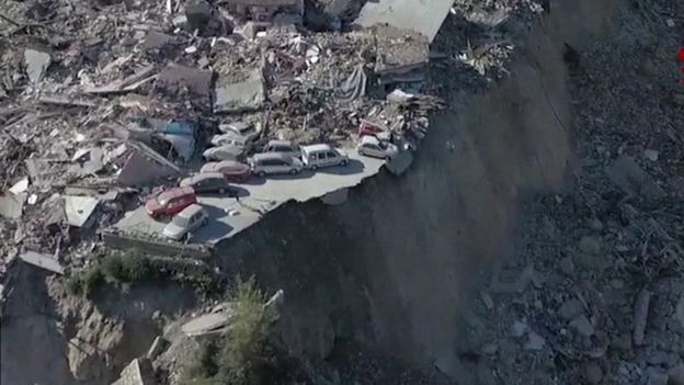 صورة من الجو تظهر آثار الدمار الذي لحق ببعض القرى الإيطالية جراء زلزال الأحد